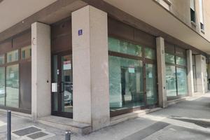 Locale ad angolo con 4 vetrine su due livelli