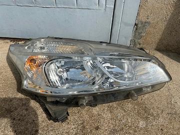 faro dx Peugeot 208