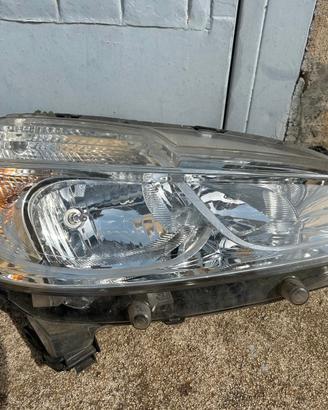 faro dx Peugeot 208