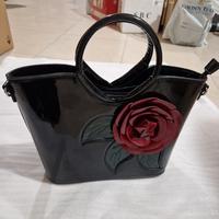 borsa nera con rosa rossa 