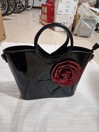 borsa nera con rosa rossa 