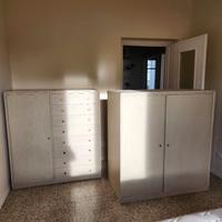 Armadio in legno solido con cassetti