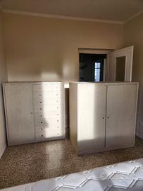 Armadio in legno solido con cassetti