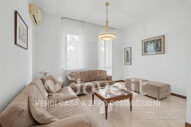 Villa di 228 m² con 5 locali e box auto a Sannazza