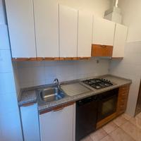 cucina completa di tutti gli elettrodomestici