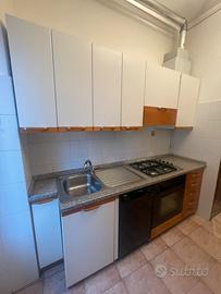 cucina completa di tutti gli elettrodomestici