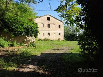Casale con ampia corte in zona Sant'Amico