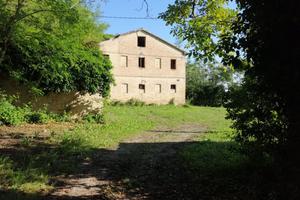 Casale con ampia corte in zona Sant'Amico