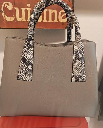 Borsa in pelle a mano e tracolla