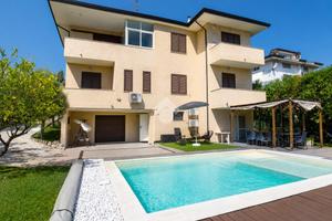 TRIFAMILIARE A TORTORETO