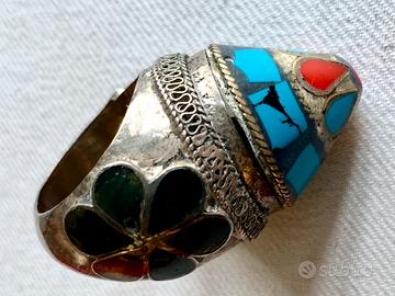 Anello argento tibetano con turchese e corallo