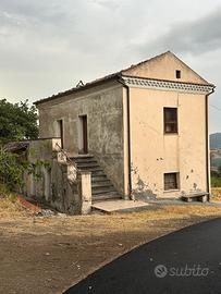 Casolare in pietra con terreno circostante