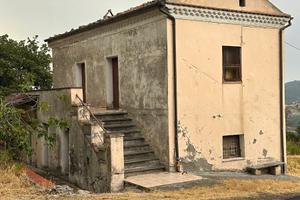 Casolare in pietra con terreno circostante