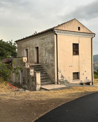 Casolare in pietra con terreno circostante