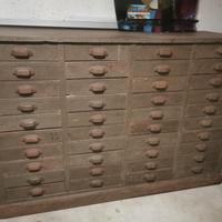 vecchia cassettiera da ferramenta 