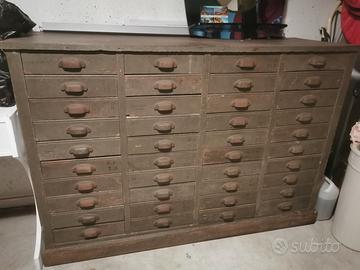 vecchia cassettiera da ferramenta 