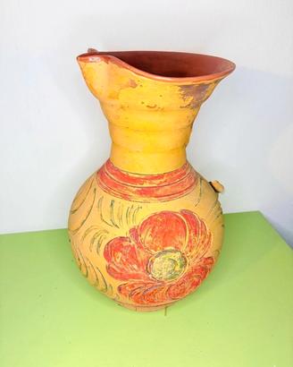 Vaso anfora in terracotta con decoro floreale