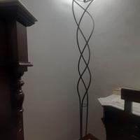 Dispongo  2 piantane in ferro battuto