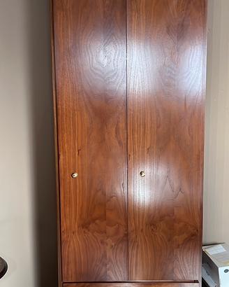 Armadio in legno di ciliegio stile classico