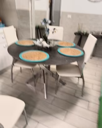 tavolo  e 4 sedie