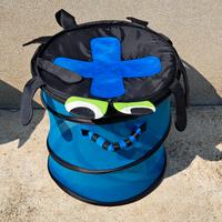 Portagiochi rotondo in rete blu e nero con velcri.