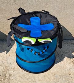Portagiochi rotondo in rete blu e nero con velcri.