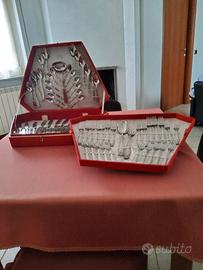 servizio posate in acciaio      75 pezzi