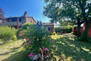 Baiadera con giardino e piscina in casale