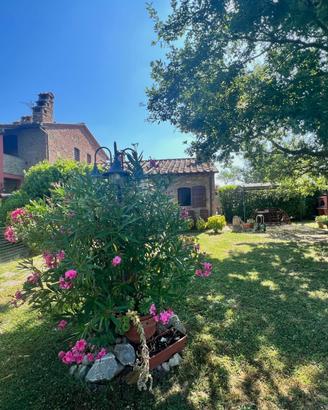 Baiadera con giardino e piscina in casale