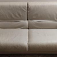 Divano letto in vera pelle beige.