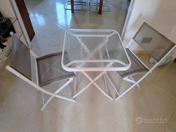 Tavolino con sedie da esterno