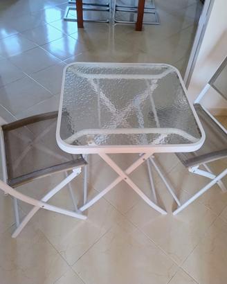 Tavolino con sedie da esterno