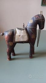 Cavallo indiano in legno ottone e madreperla