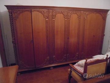 Armadio vintage antico lavorato di pregio permuto
