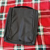 Custodia nera con maniglia per tablet o altro