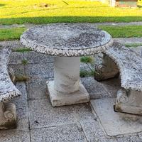 Tavolo da esterno in pietra con panche