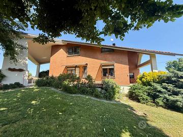 Villa di 699 m² con più di 5 locali e box auto dop