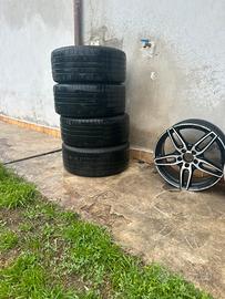 4 gomme Pirelli.