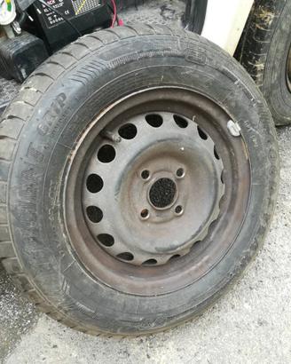 4 ruote con pneumatici nuovi Goodyear 175/70R13