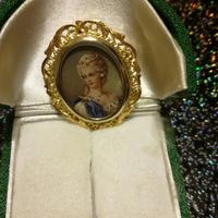 Spilla in oro e collana