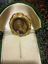 Spilla in oro e collana