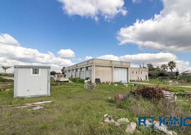 Vendiamo Capannone in Via Saragat ad Aradeo