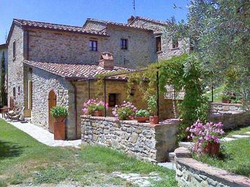 Rustico / Casale di 220 m² con 5 locali e box auto