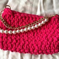 Pochette fucsia con catena perle