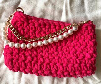 Pochette fucsia con catena perle