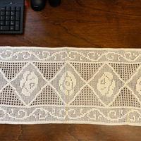 Runner Vintage a Filet con Motivi a Rose