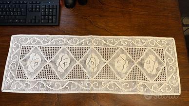 Runner Vintage a Filet con Motivi a Rose