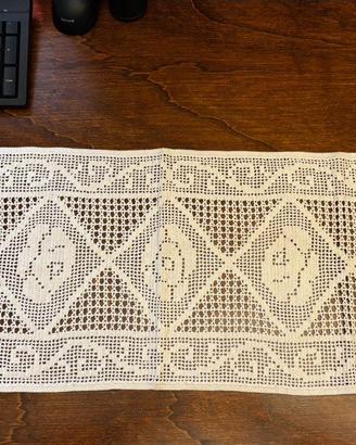 Runner Vintage a Filet con Motivi a Rose 78x27