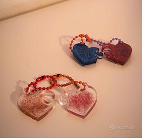 Portachiavi cuori in resina fatti a mano