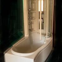 Vasca con box doccia.